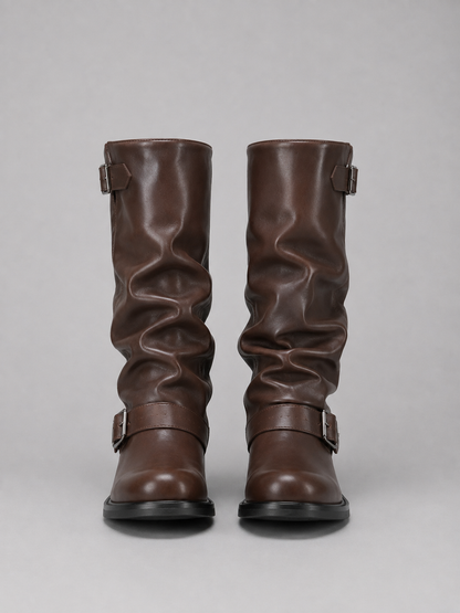 Seitenansicht schwarzer Damen-Bikerboots mit niedrigem Absatz