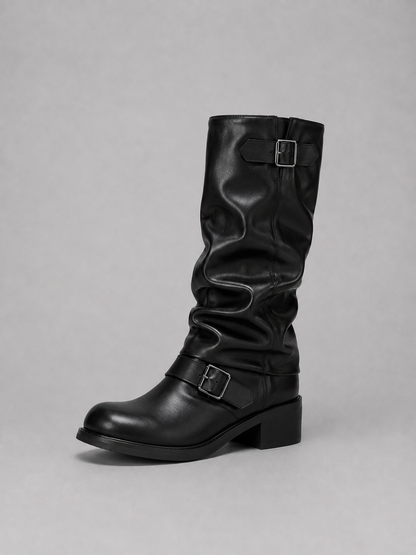 Detailaufnahme der Schnallen an den kniehohen Biker Boots