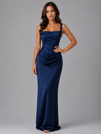 Seitliche Ansicht des Damen-Satin-Maxikleids