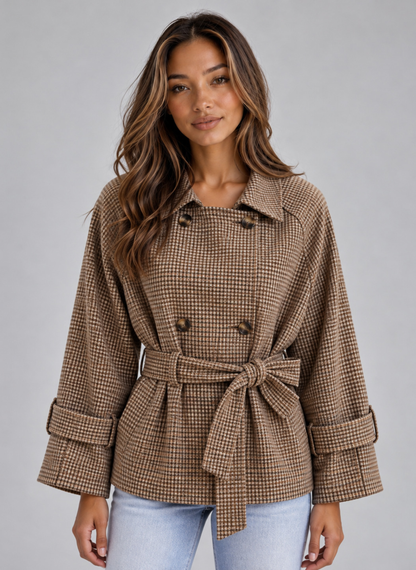 Kurzer Damen-Trenchcoat mit Karomuster und Gürtel von vorn