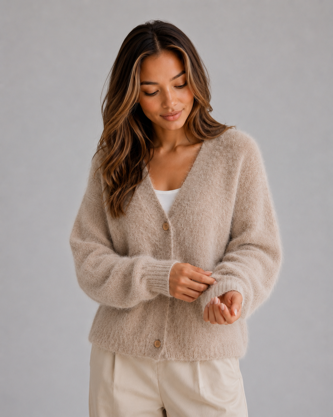 Damen Strickcardigan mit offenem V-Ausschnitt und Knopfleiste im Detail