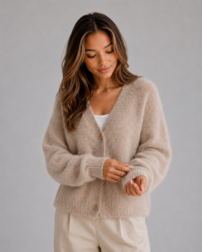 Damen Strickcardigan mit offenem V-Ausschnitt und Knopfleiste im Detail