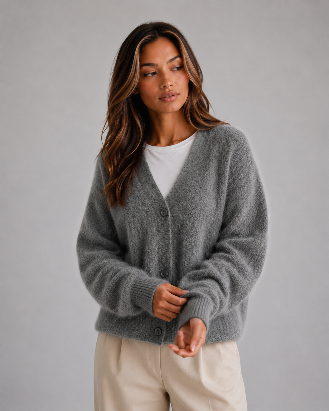Klassischer Damen Cardigan aus weichem Strick in Seitenansicht