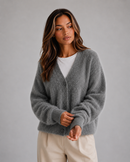 Klassischer Damen Cardigan aus weichem Strick in Seitenansicht
