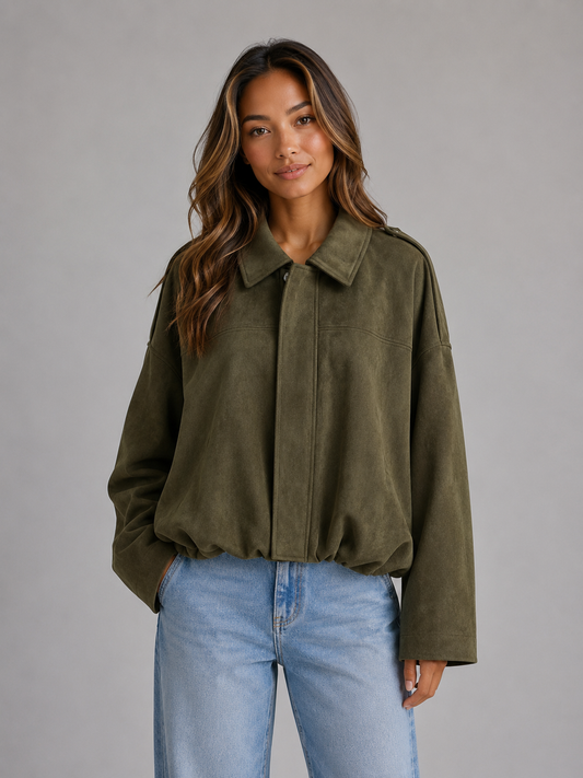 Damen Bomberjacke in Wildlederoptik mit Kragen in oversized Passform vorne gezeigt