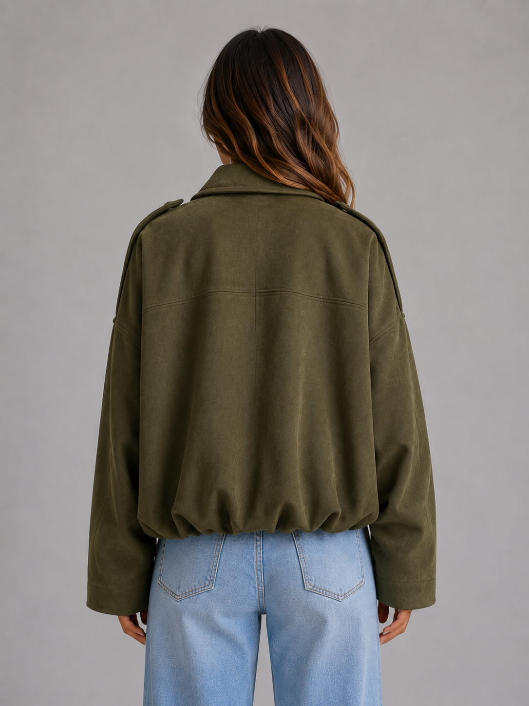 Damen Bomberjacke in Wildlederoptik aus seitlicher Ansicht mit lässigem oversized Schnitt