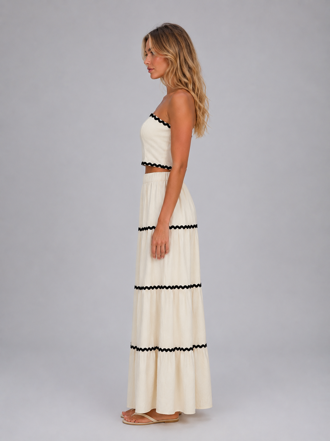 Seitenansicht des Damen Sets mit Crop Top und fließendem Maxirock