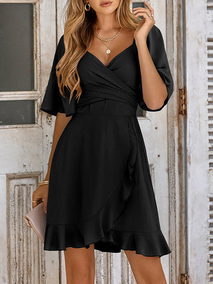 Verspieltes Rüschen-Minikleid mit gebundener Taille und ausgestellten Ärmeln