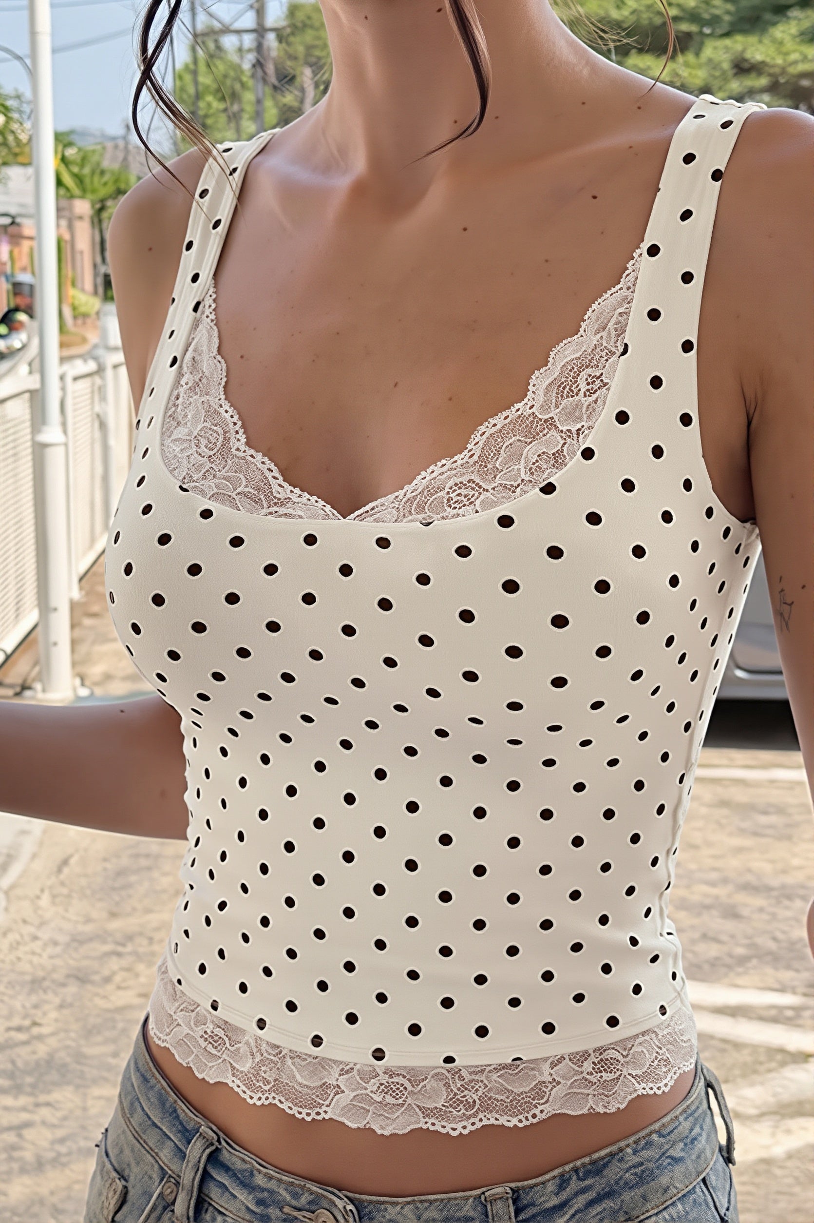 Nahaufnahme des Stoffes mit Polka Dot Print am Damen Tanktop