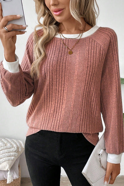 Rundhalsausschnitt des gerippten Strickpullovers im Detail