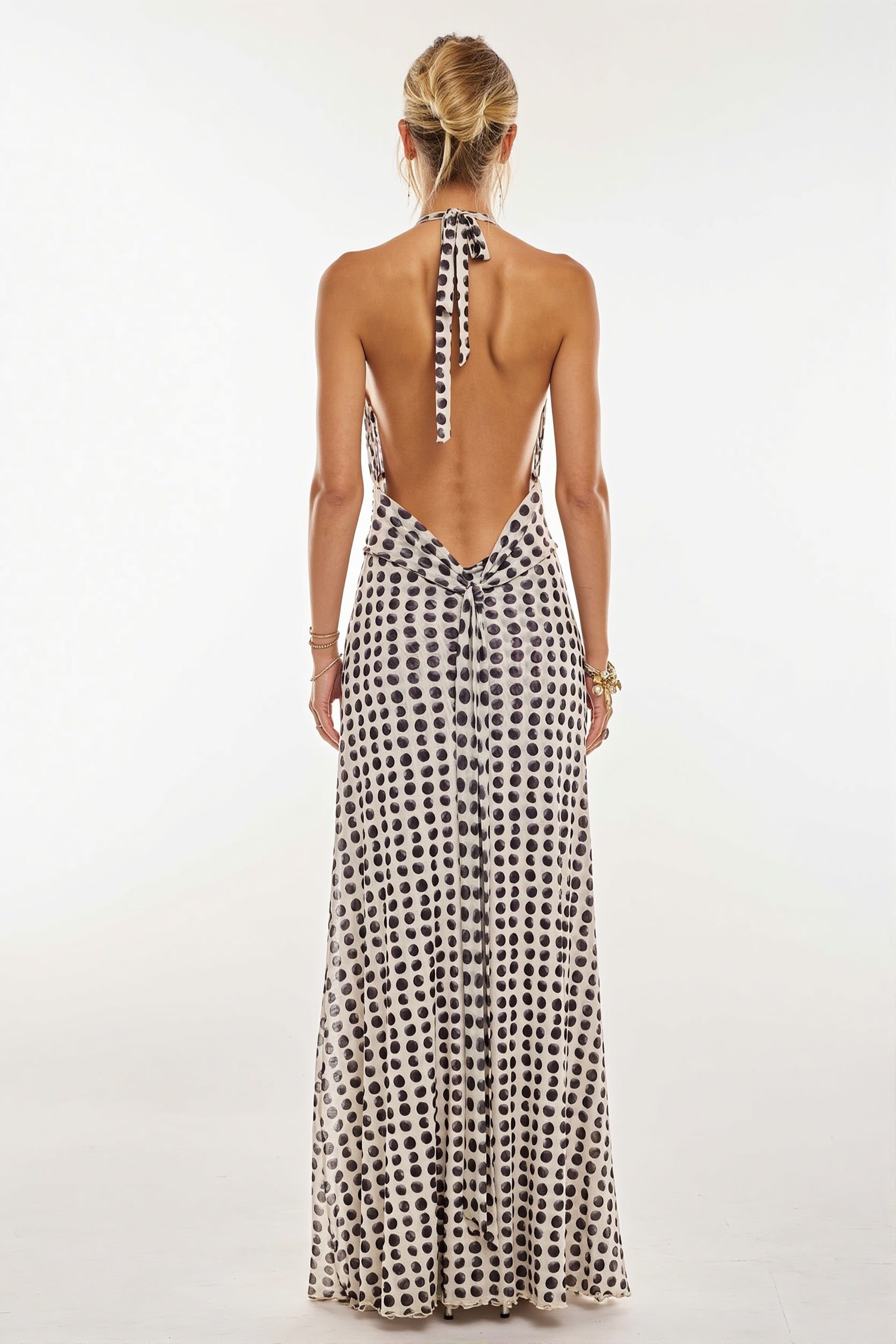 Damen Maxikleid mit Halterneck und rückenfreiem Schnitt in Ganzansicht