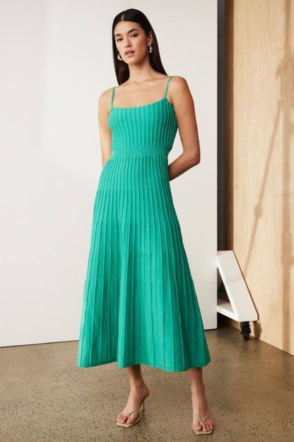 Plissiertes Midikleid aus Strick mit Spaghetti-Trägern