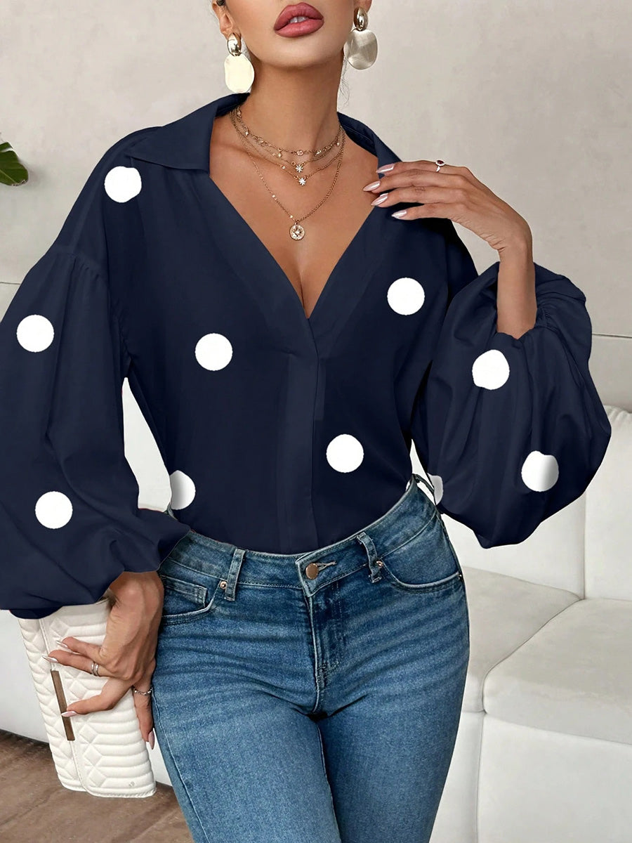 Damenbluse mit Polka Dots und Reverskragen aus leicht fallendem Stoff
