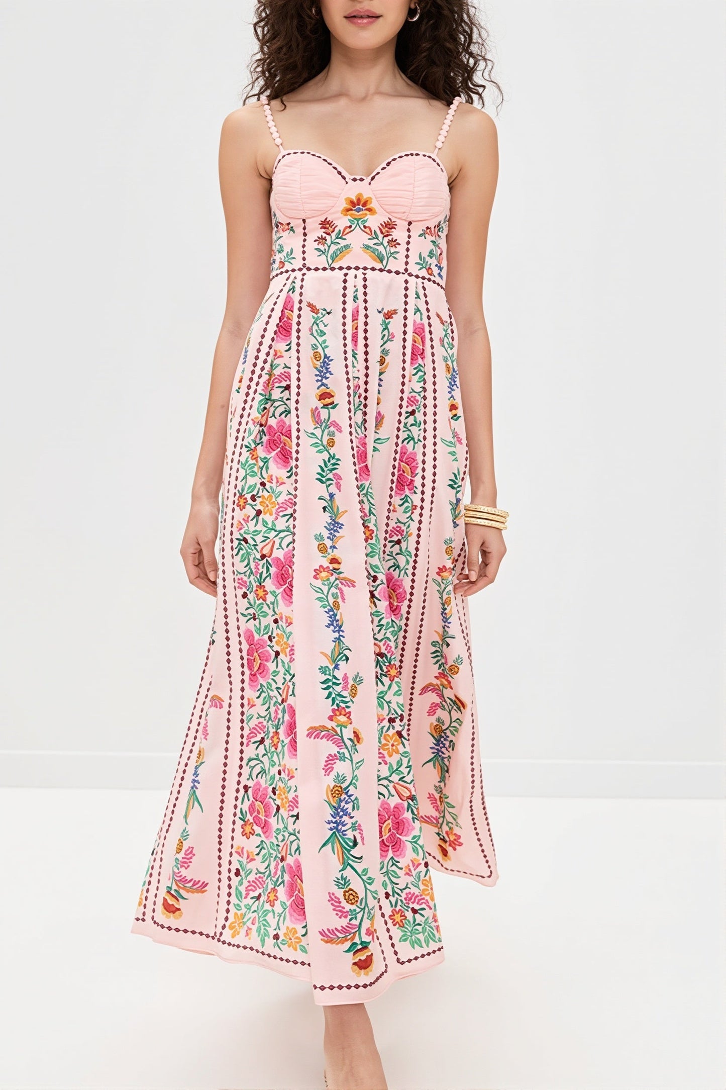 Fließendes Maxikleid für Damen mit Blumenprint und Spaghettiträgern in Ganzkörperansicht