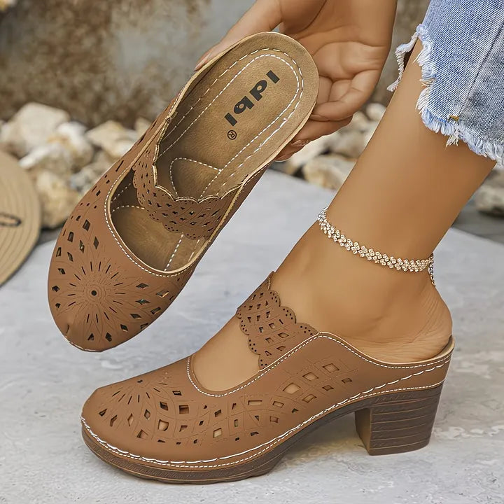 Damen Sandalen mit Cut-Outs und Blockabsatz in Seitenansicht