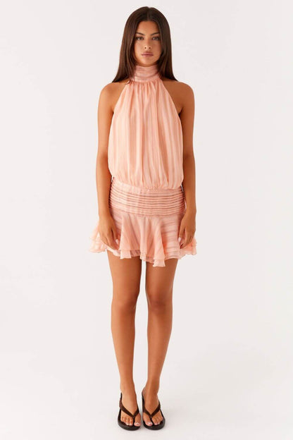 Satin-Kleid mit gerafftem Ausschnitt und kurzen Rüschenärmeln