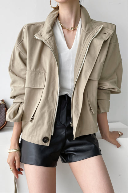 Utilityjacke mit Stehkragen in einer Vorderansicht