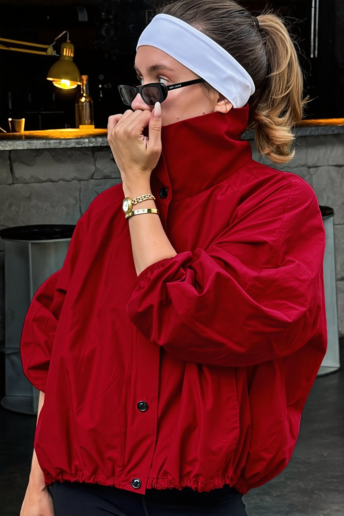 Detailansicht des hohen Stehkragens der Windbreaker-Jacke