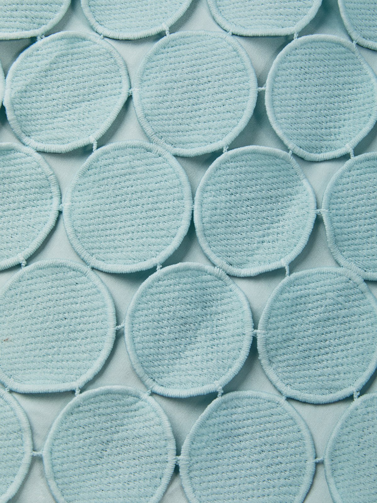 Damen Midikleid mit Halterneck und Satinoptik in stilvoller Produktansicht