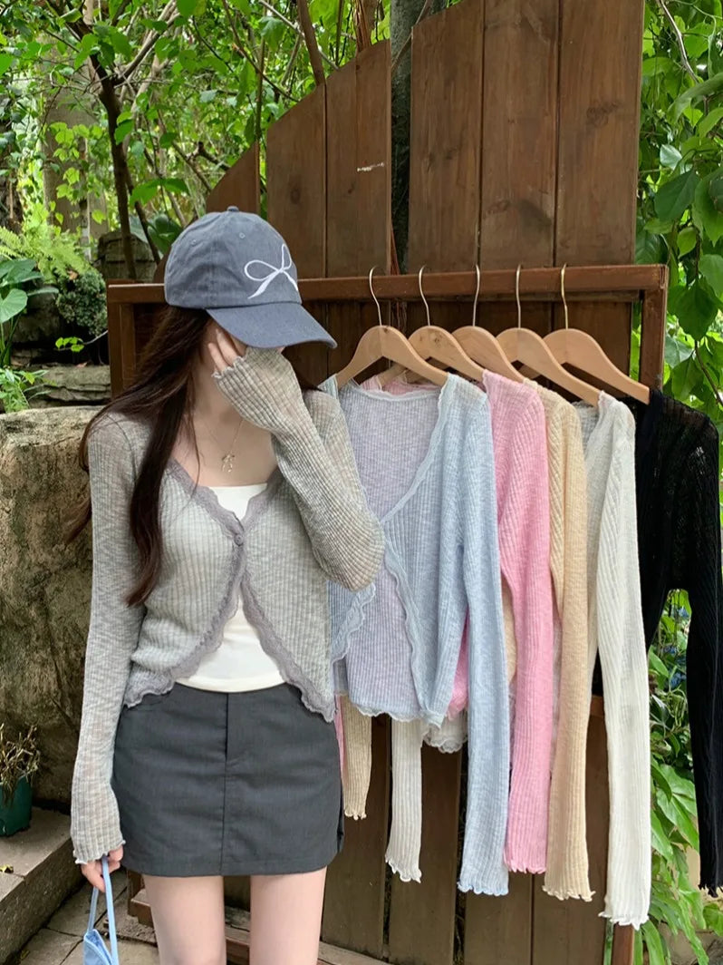 Damen Kurzpullover aus Rippstrick mit Spitzenbesatz