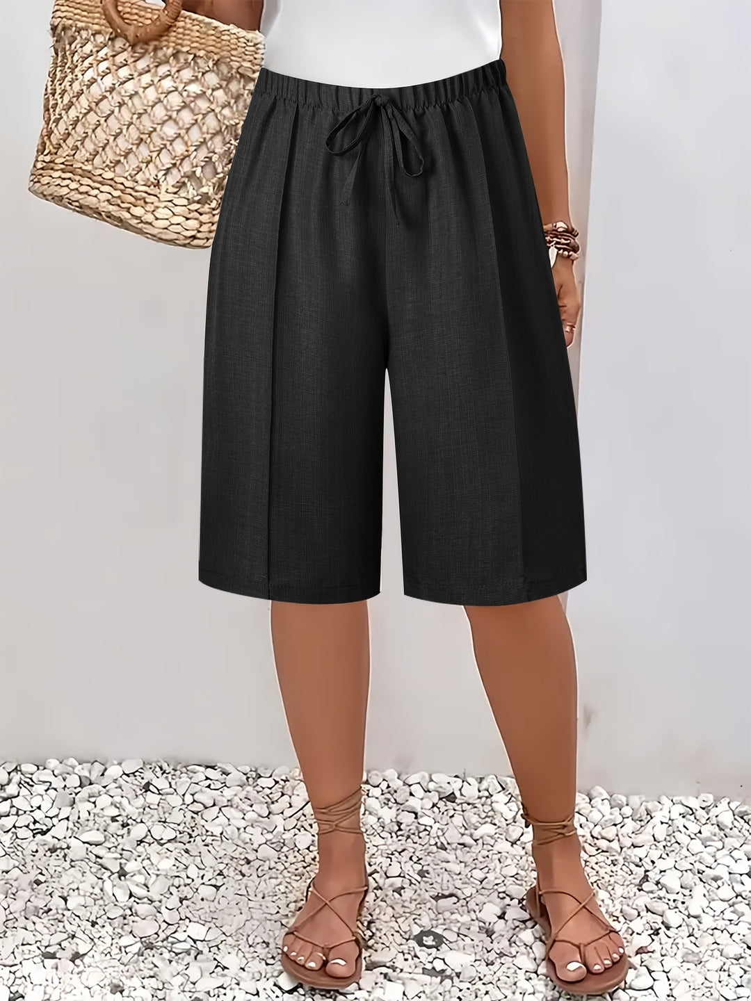 Elegante Damen Shorts mit weitem Bein als luftige Sommerhose im Studio