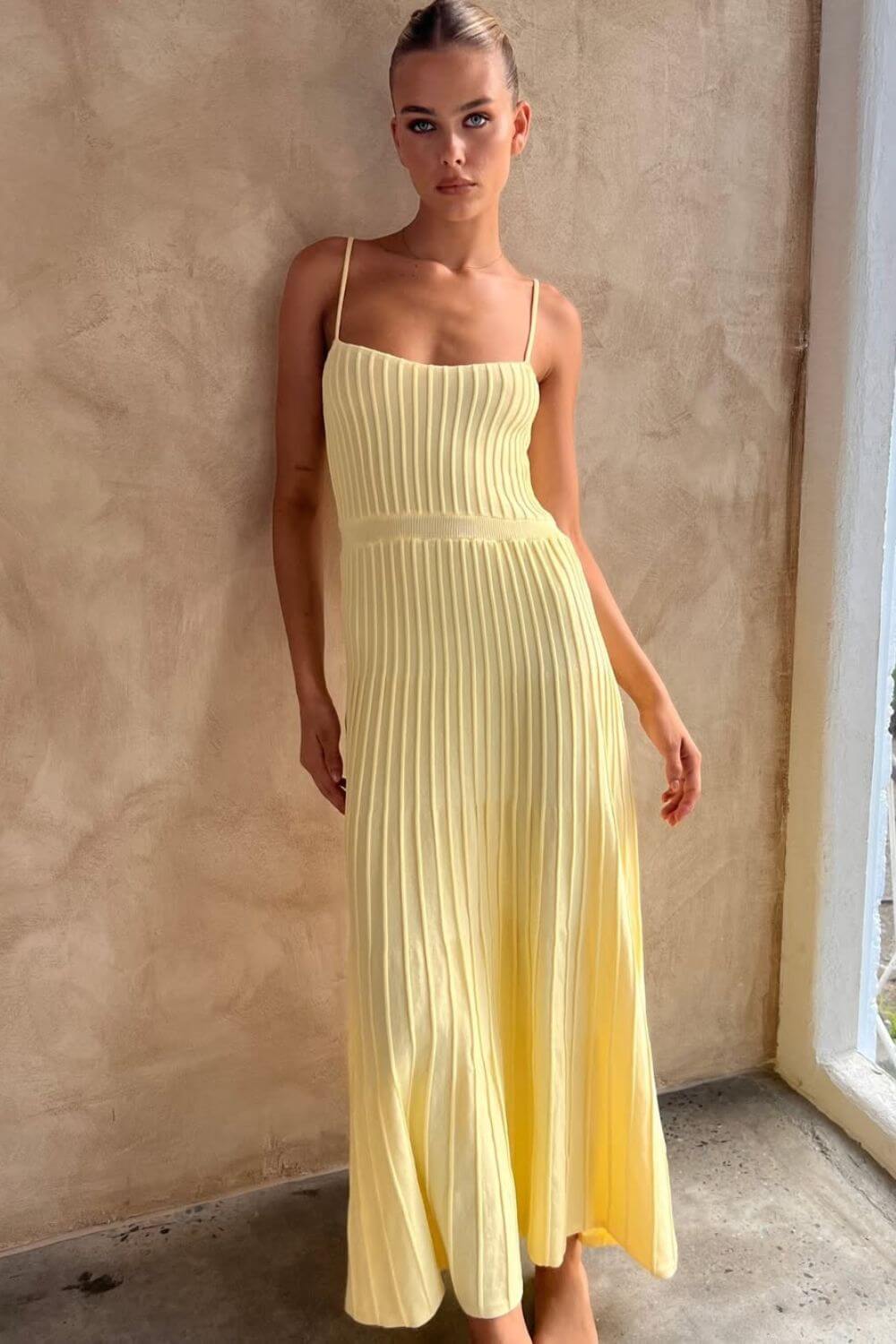 Plissiertes Midikleid aus Strick mit Spaghetti-Trägern