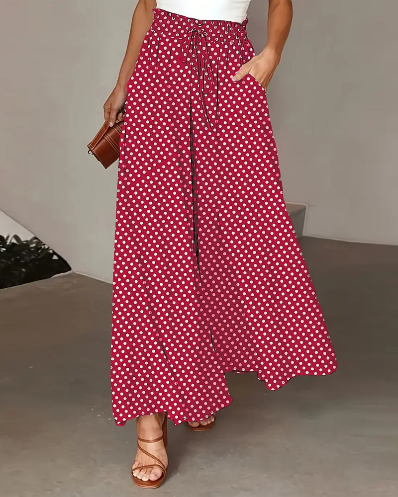 Detailansicht des Polka Dot Prints auf der weiten Damenhose
