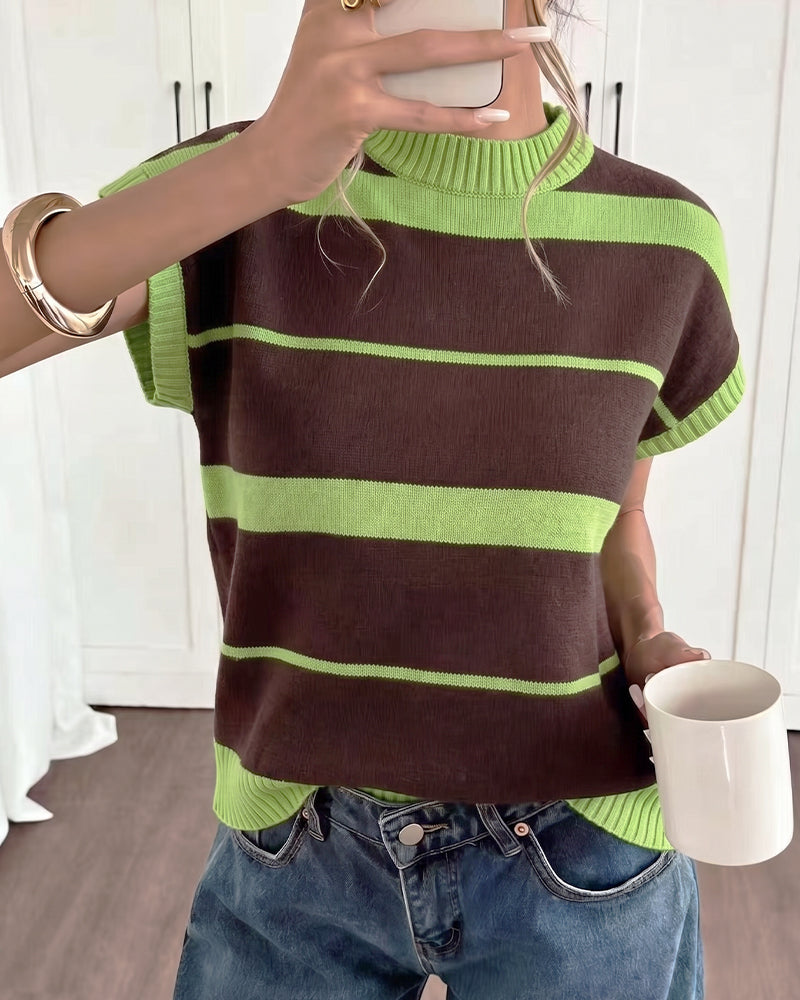 Gestreifter Kurzarm-Pullover in einer lässigen Stylingansicht