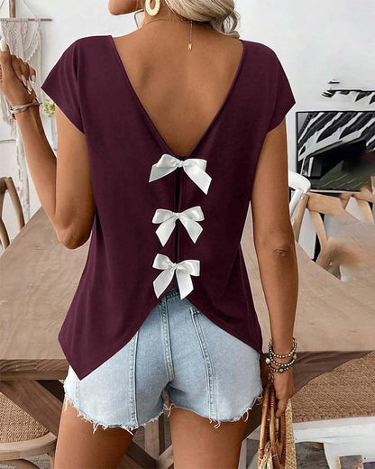 Damen T-Shirt mit Schleife hinten als Ganzkörperansicht am Model