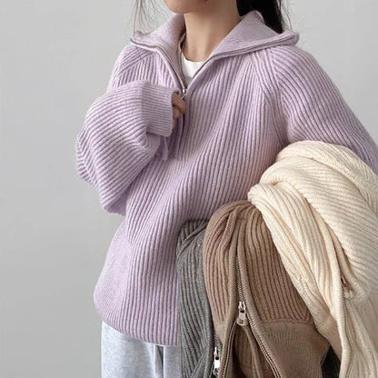 Sportlicher Damenpullover mit Polokragen und kurzem Reißverschluss