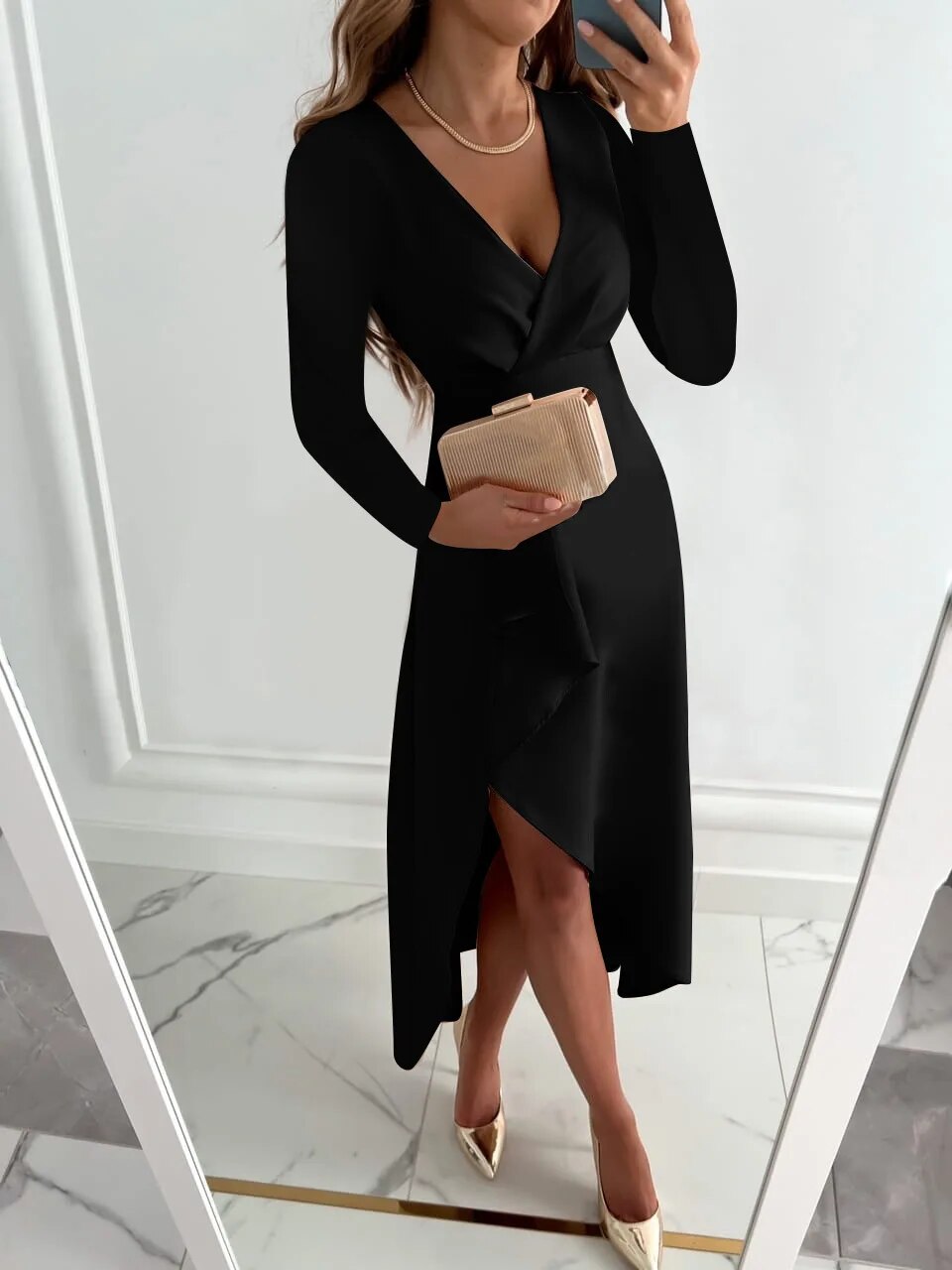 Asymmetrische Silhouette des Damen-Midikleids im Detail