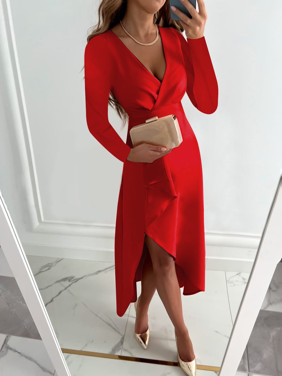Damen-Midikleid in stilvoller Seitenansicht mit asymmetrischem Schnitt