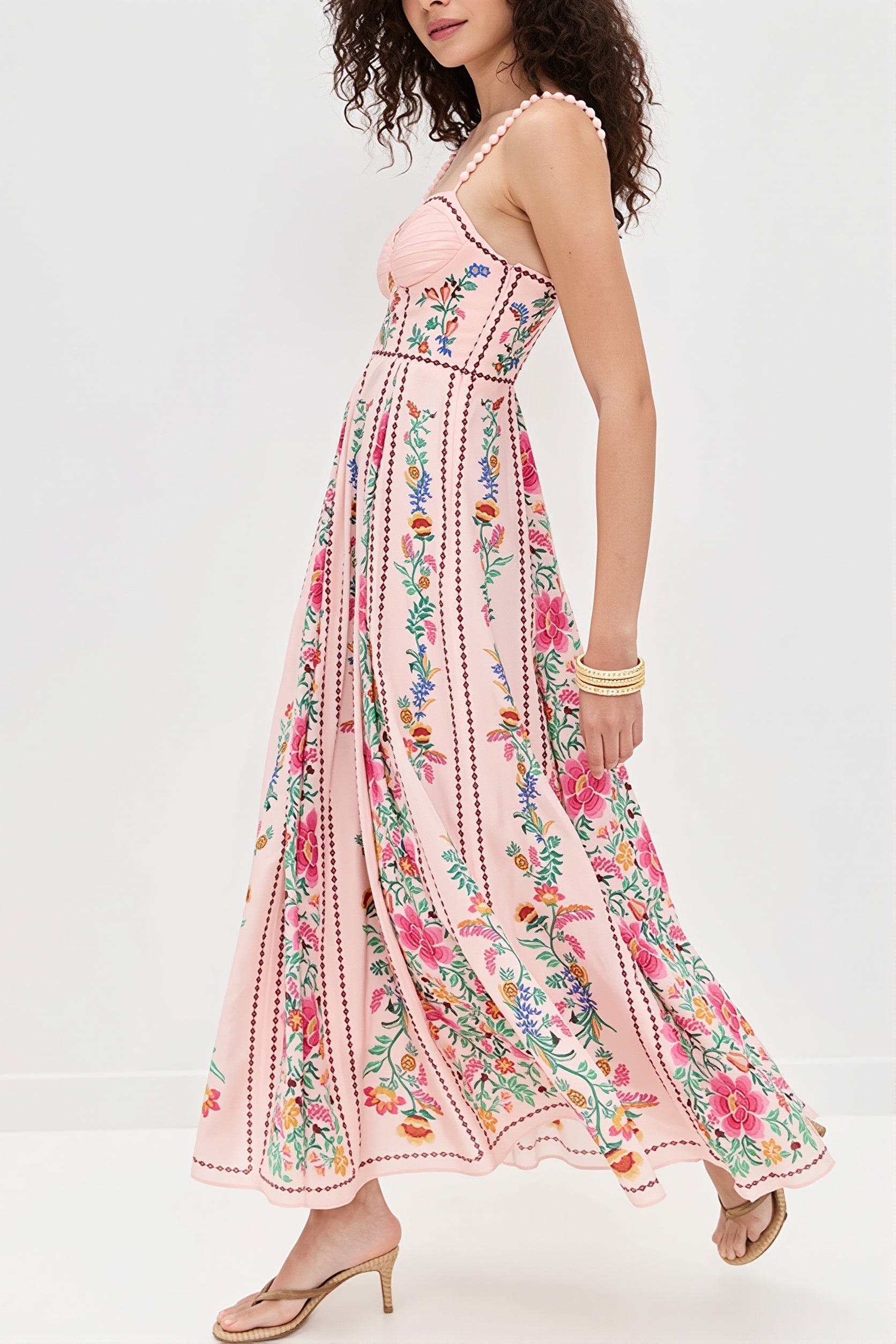 Maxikleid mit Blumenmuster und Spaghettiträgern als luftiger Sommerlook