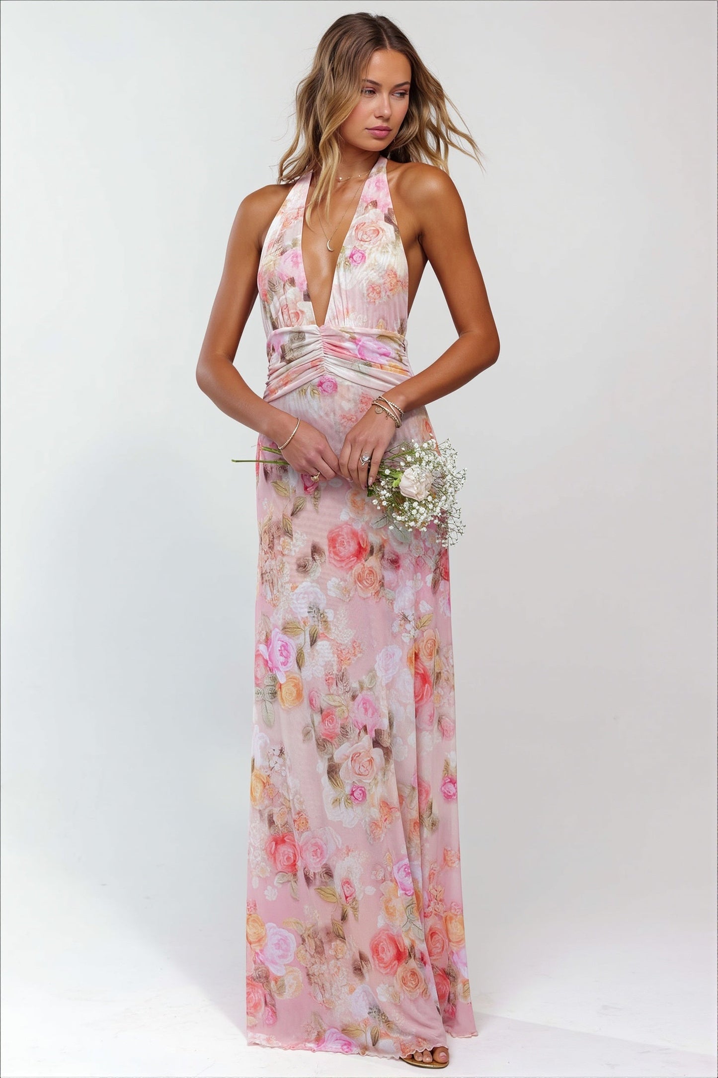Langes Damenkleid mit Allover-Print und offenem Rücken in Seitenansicht