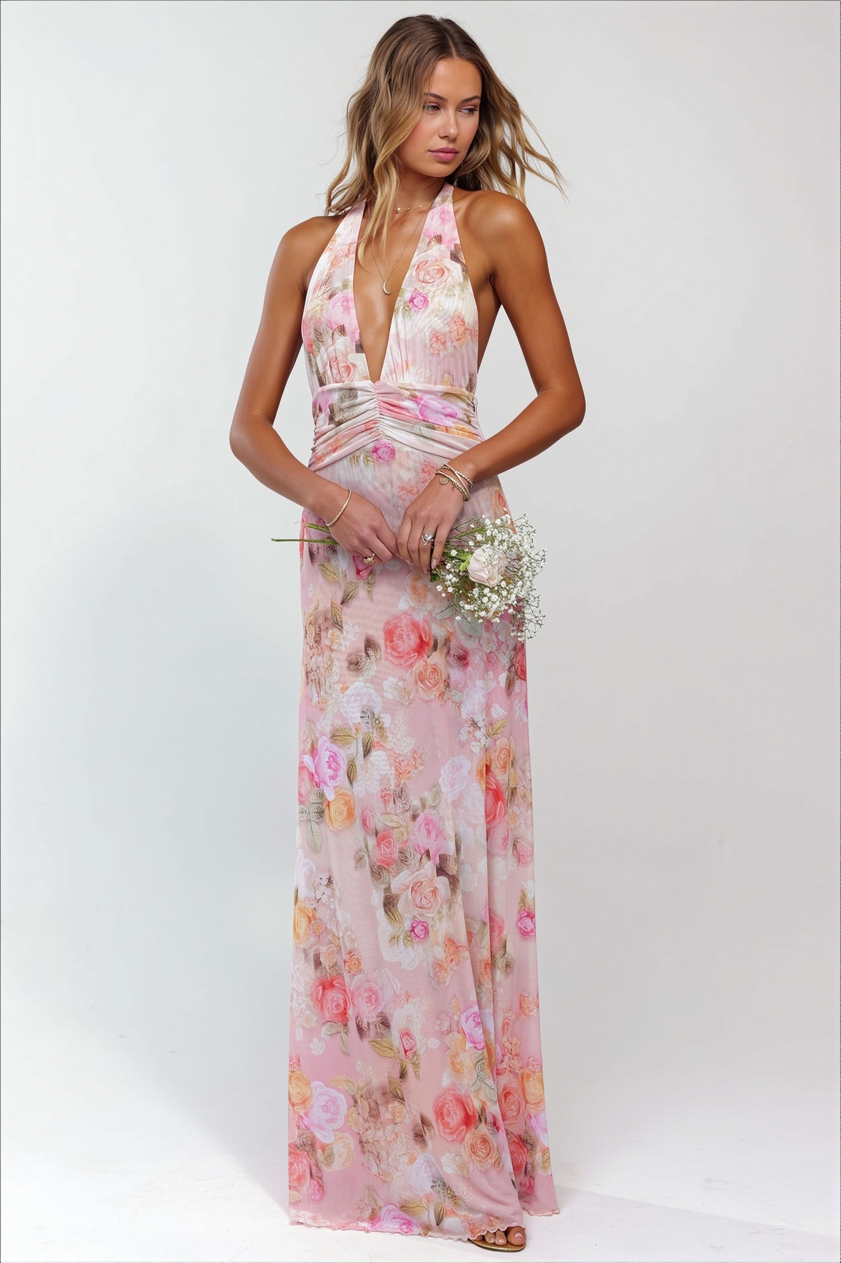 Langes Damenkleid mit Allover-Print und offenem Rücken in Seitenansicht