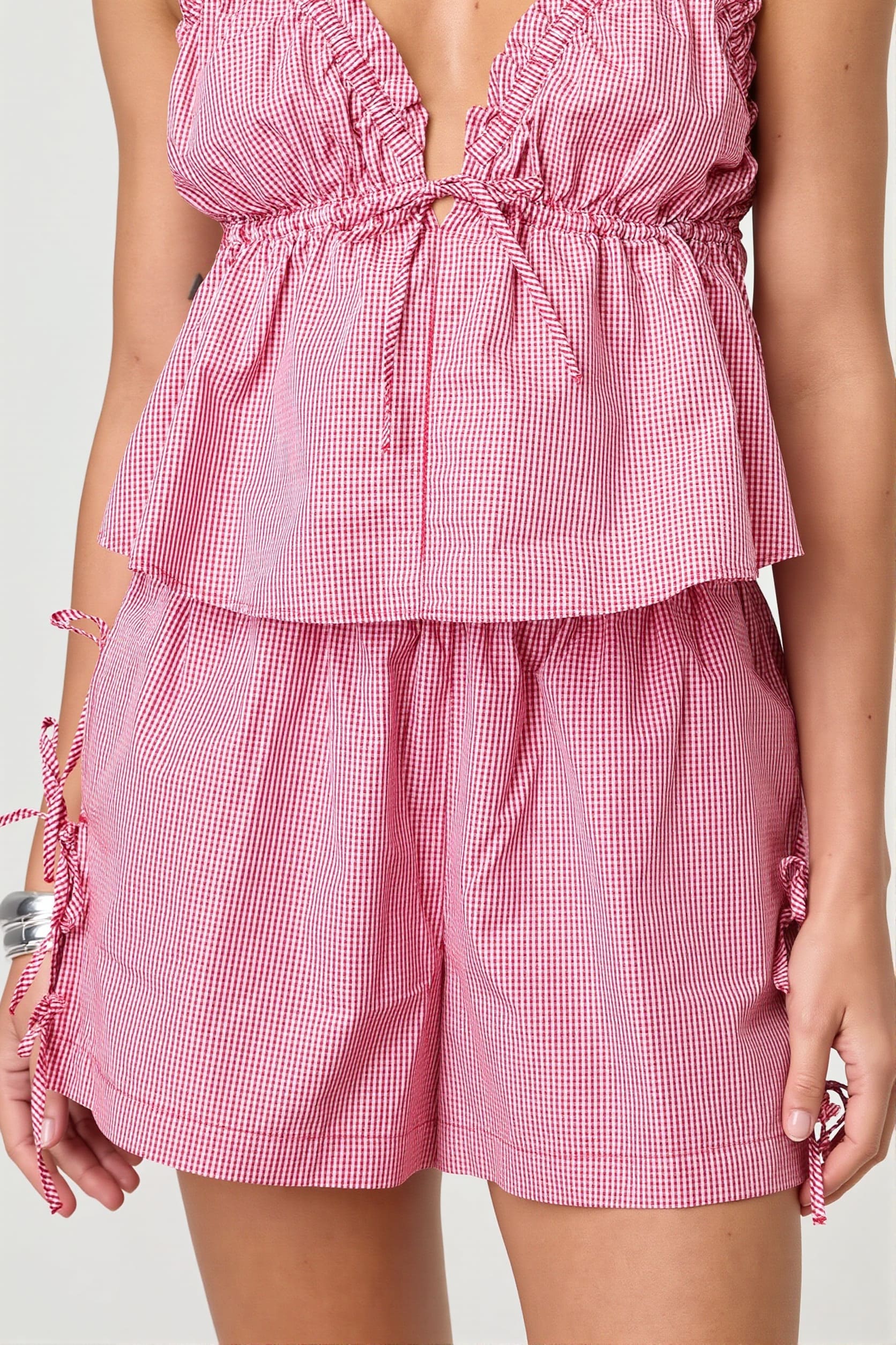 Detailaufnahme des Bindebands an den Damen High-Waist-Shorts mit Streifenprint