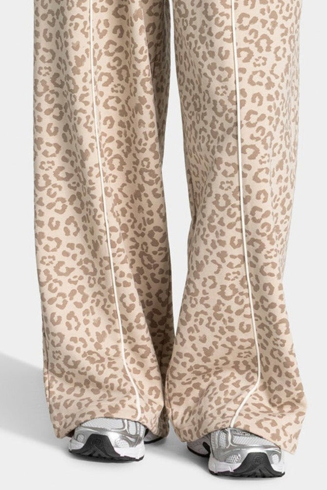 Komplettes Outfit mit Leopardenmuster für einen lässigen Stil
