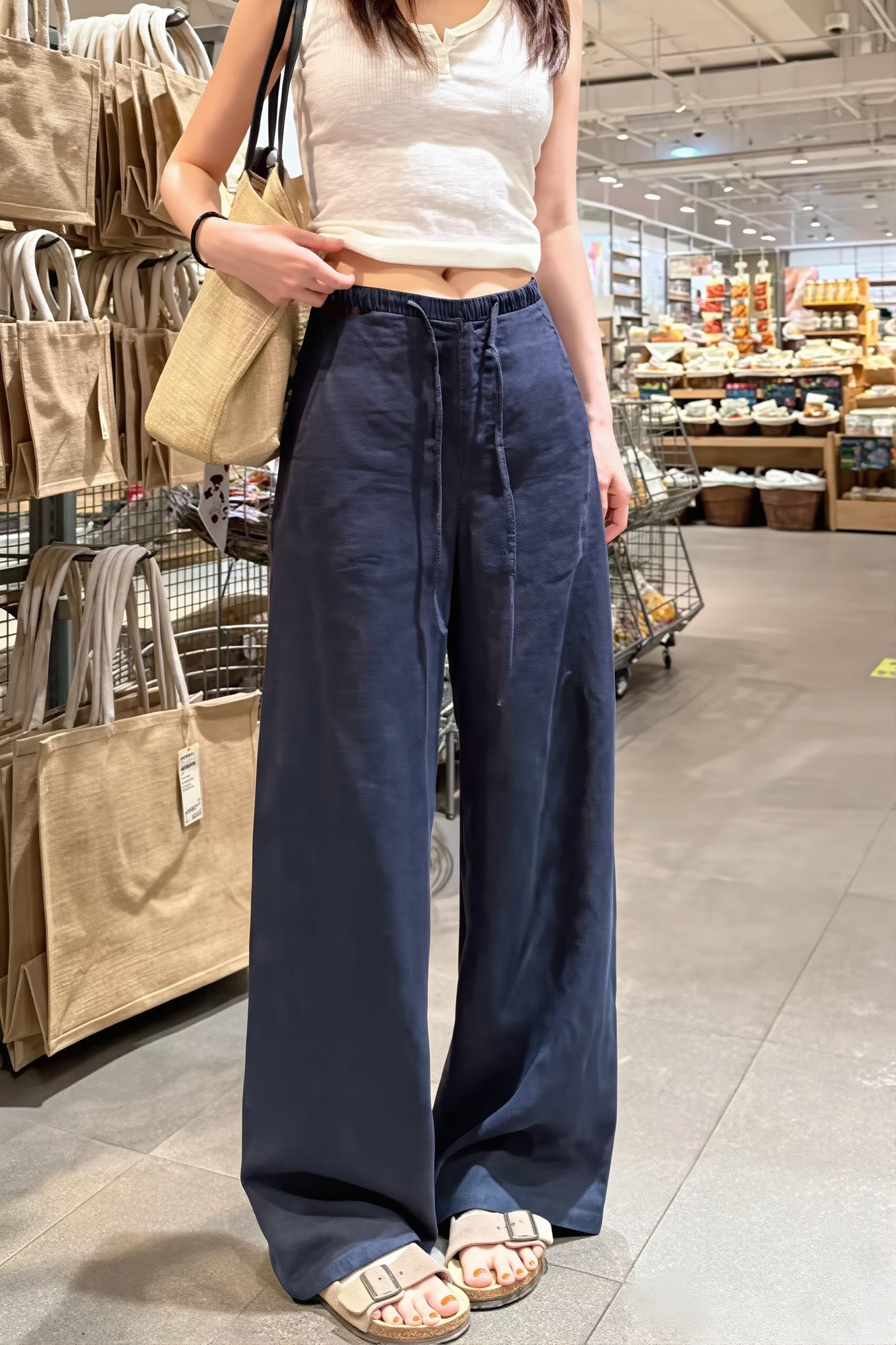 Damenhose mit High Waist und geradem Bein in Rückansicht