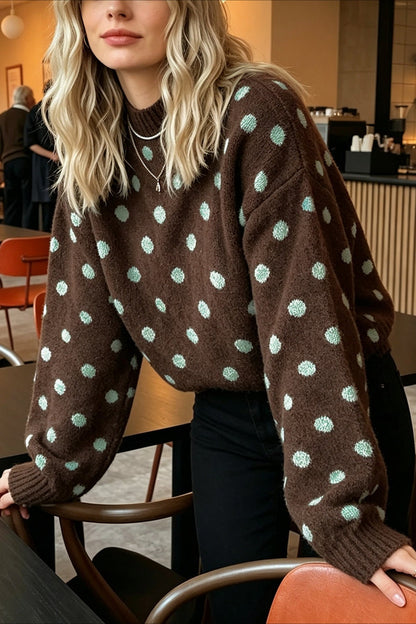 Gepunkteter brauner Strickpullover in einer stilvollen Outfit-Ansicht