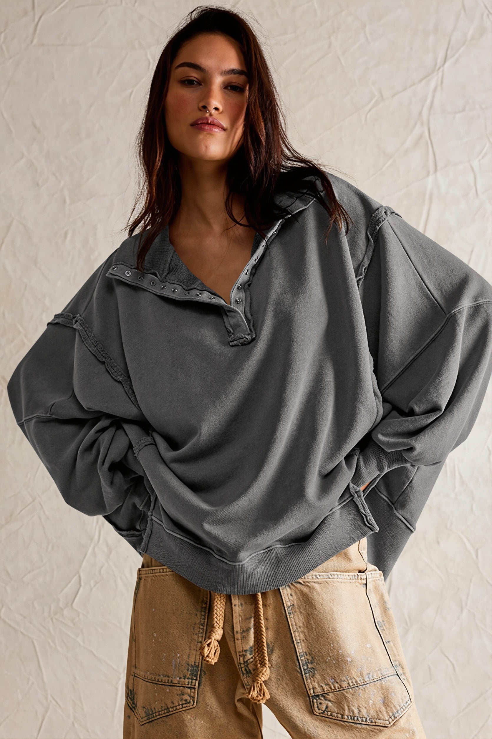 Damen Sweatshirt im Oversized-Schnitt mit Schlitzkragen in Frontalansicht