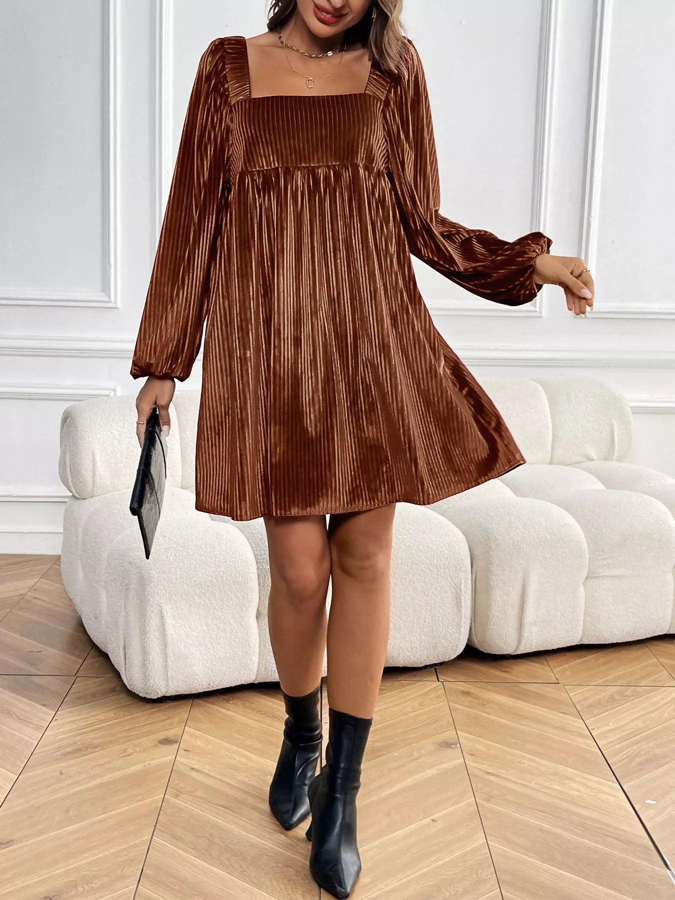 Damen-Samtkleid mit figurbetontem Schnitt und klassischem Ausschnitt
