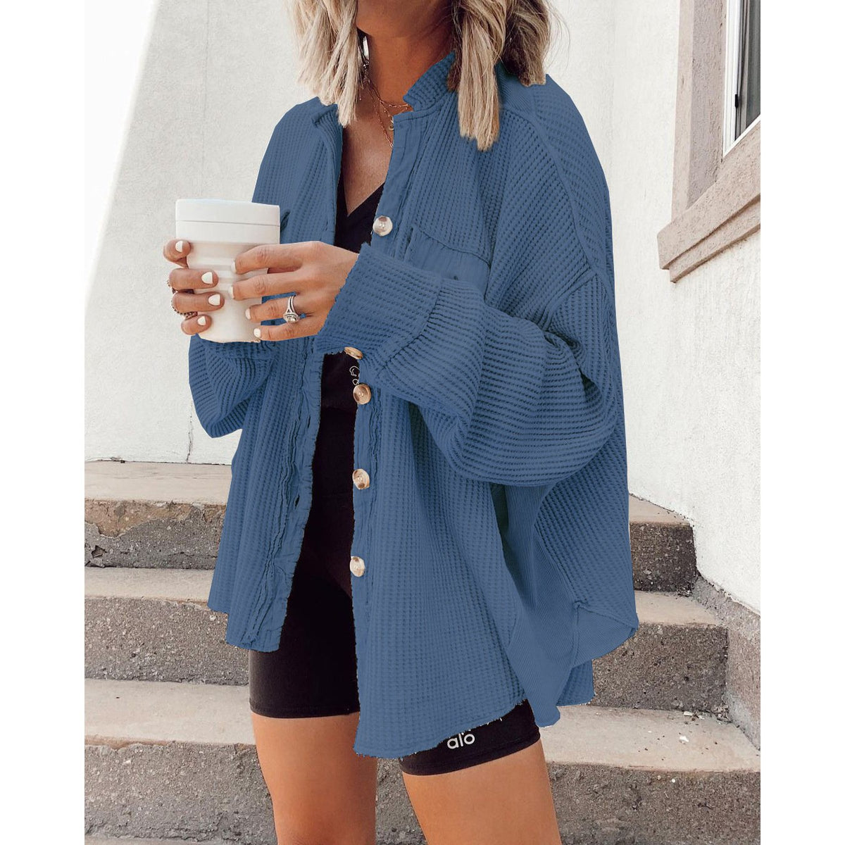 Asymmetrischer Saum der Damen-Hemdjacke aus nächster Nähe