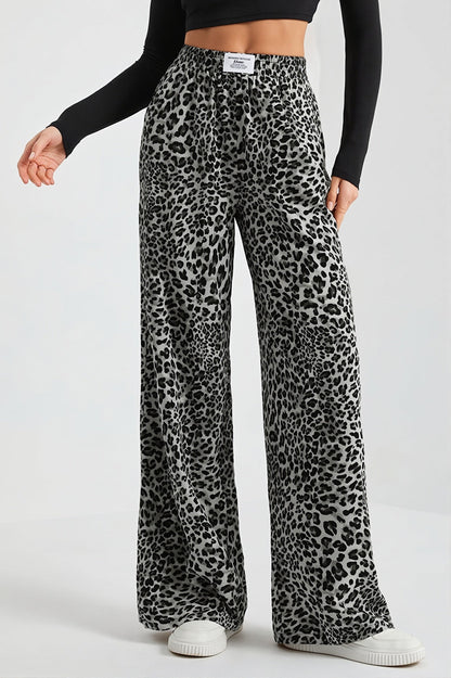 Modische weite Hose für Damen mit Animal-Print, Nahaufnahme des Stoffes
