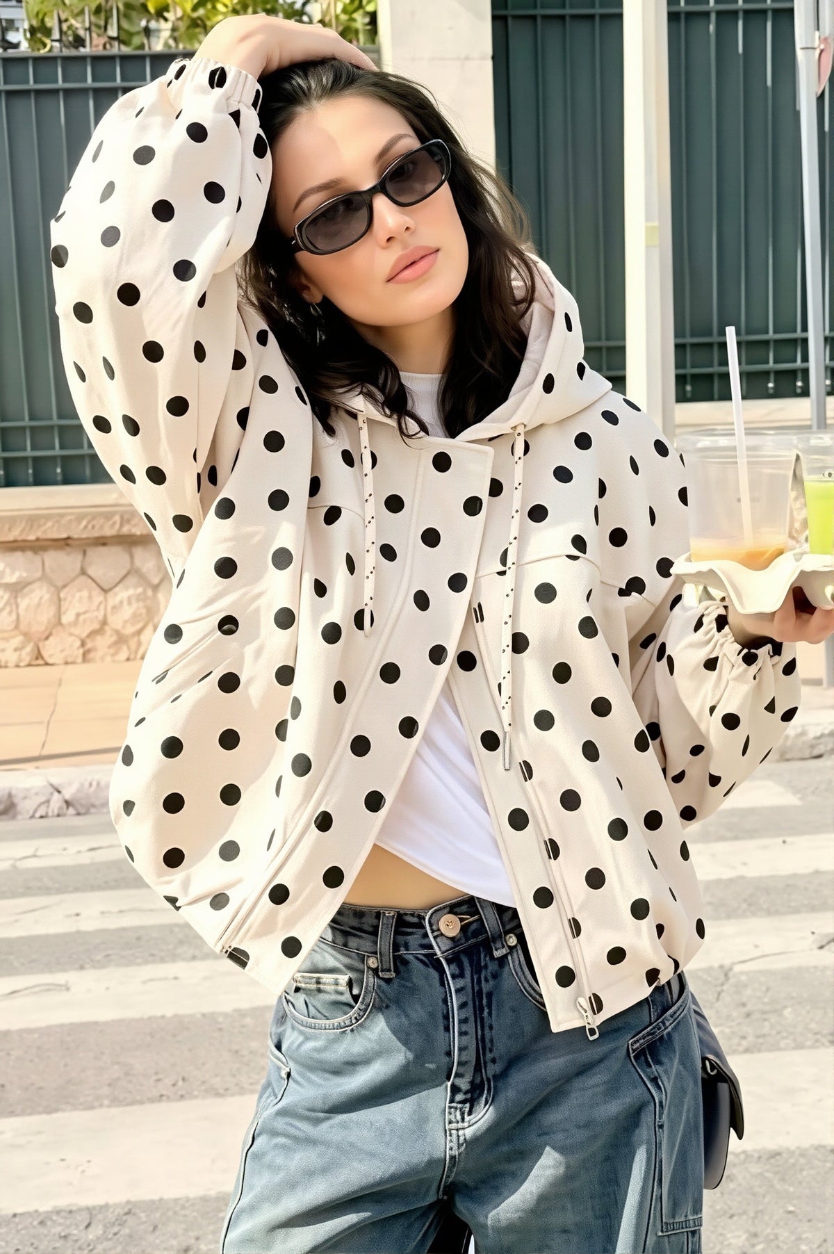 Detailansicht der Kapuze und des Punktemusters der Cropped-Jacke