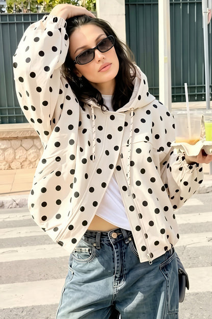 Detailansicht der Kapuze und des Punktemusters der Cropped-Jacke