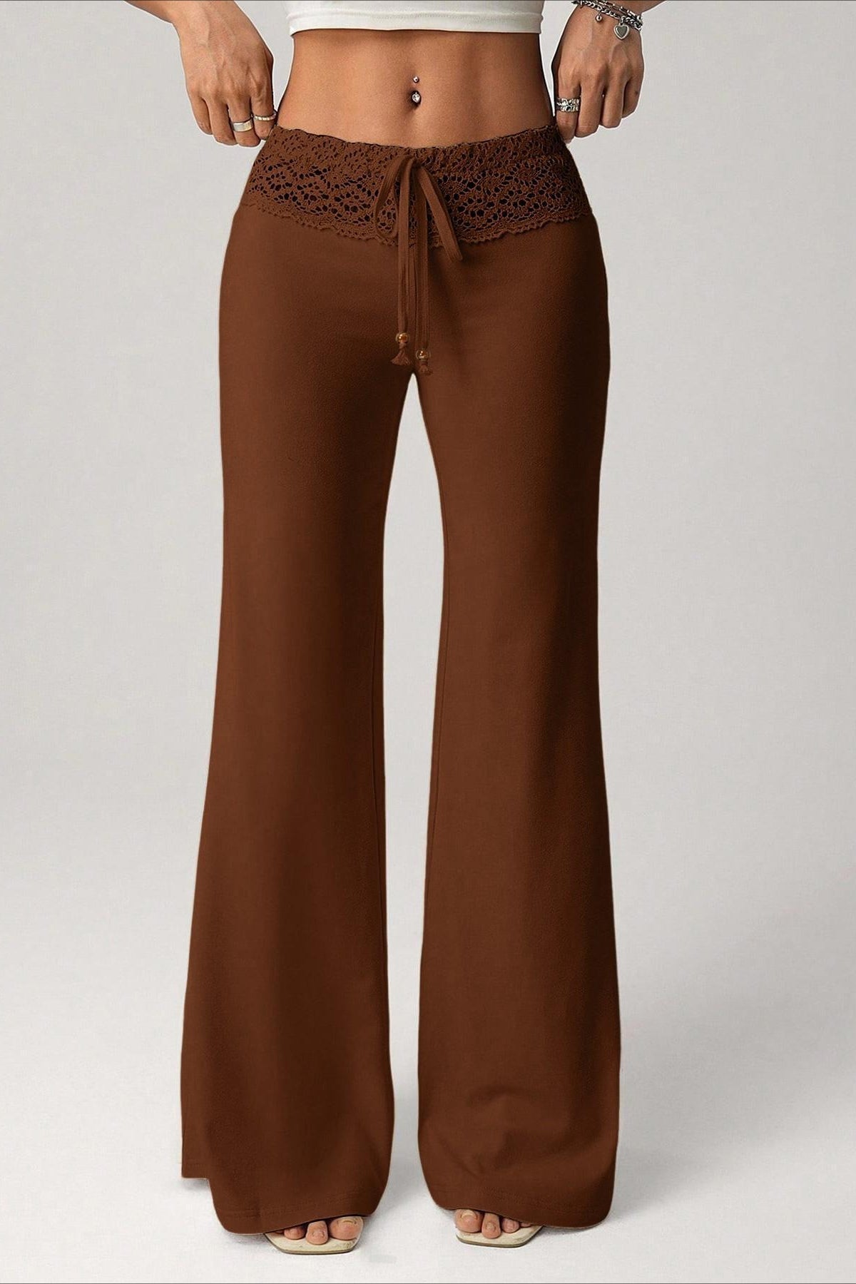 Nahaufnahme von Bund und Schnürung der Low-Waist-Schlaghose für Damen