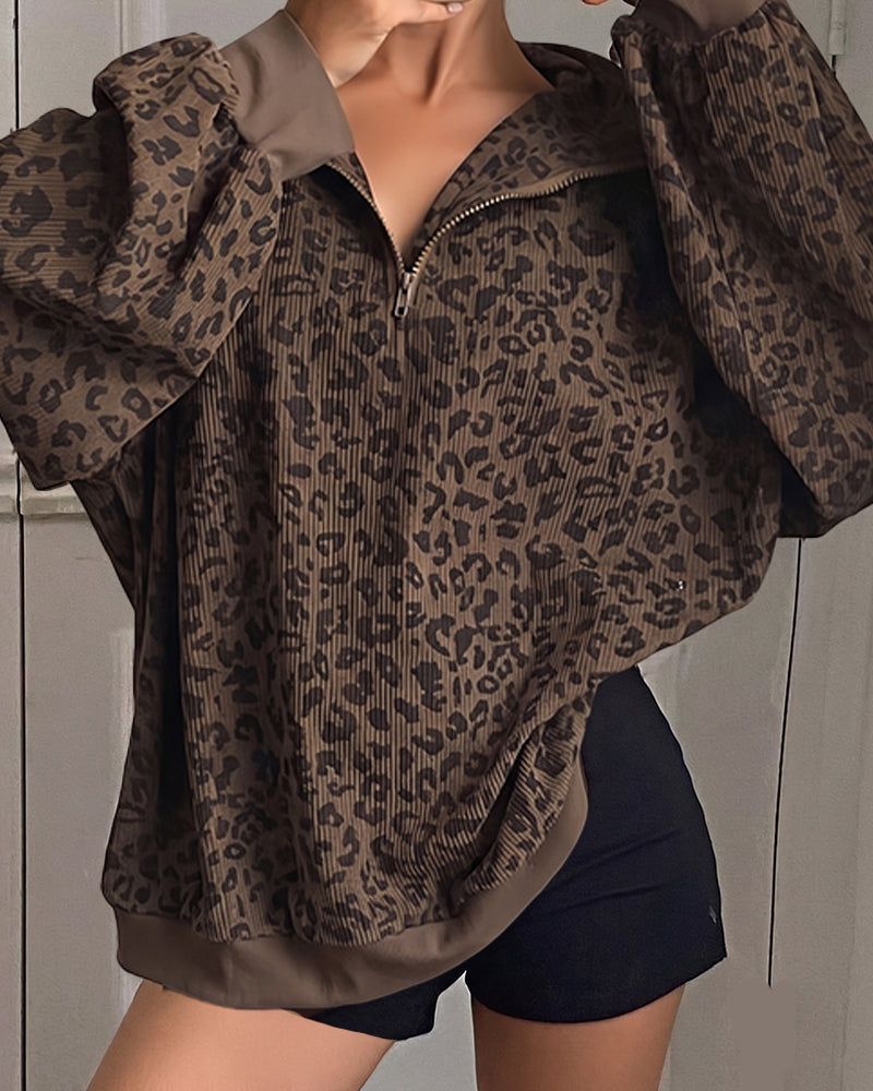 Langarm-Sweatshirt mit Leopardenmuster und Reißverschluss in der Vorderansicht
