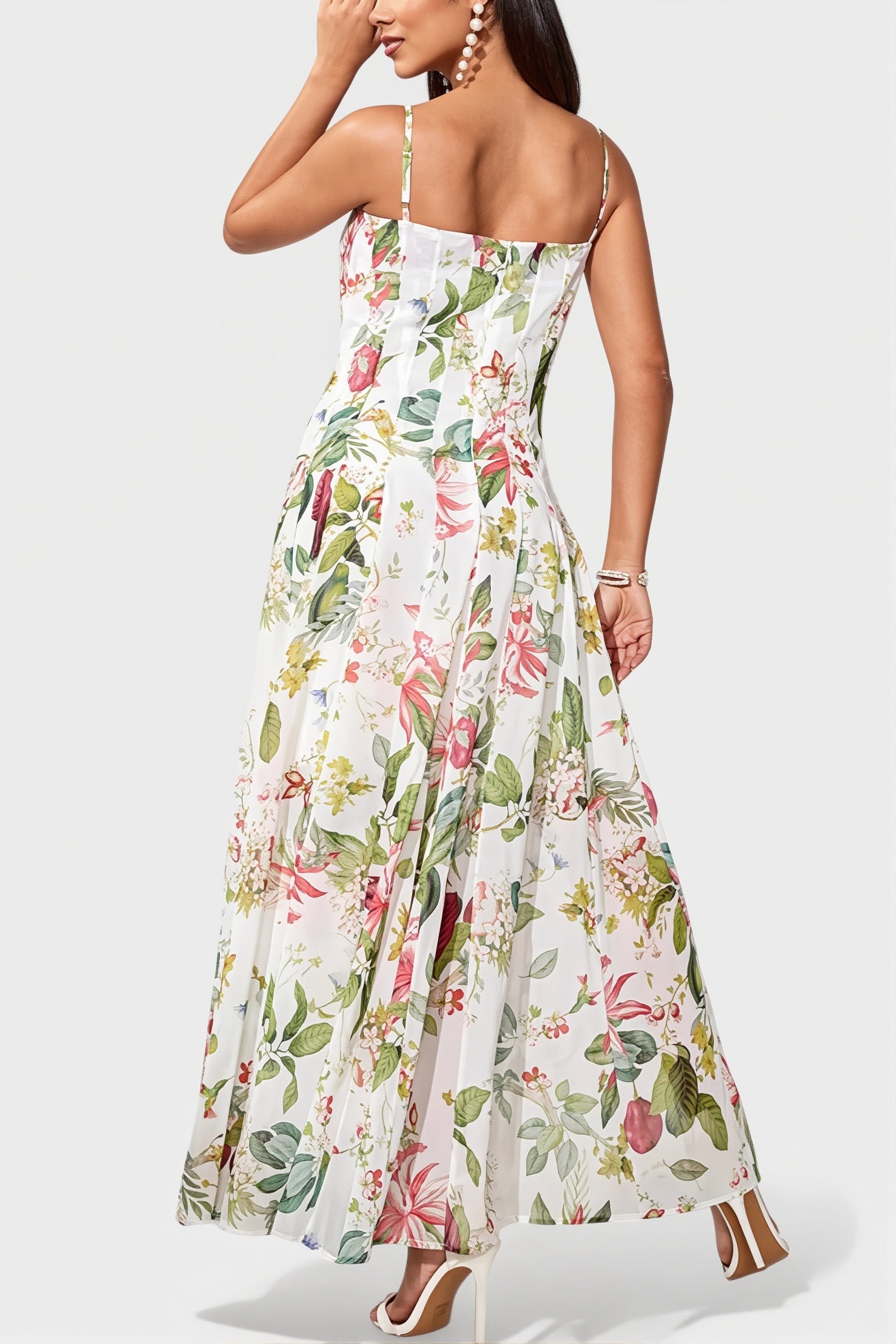 Langes Damenkleid mit Blumenprint und schwingendem Rock in Rückansicht