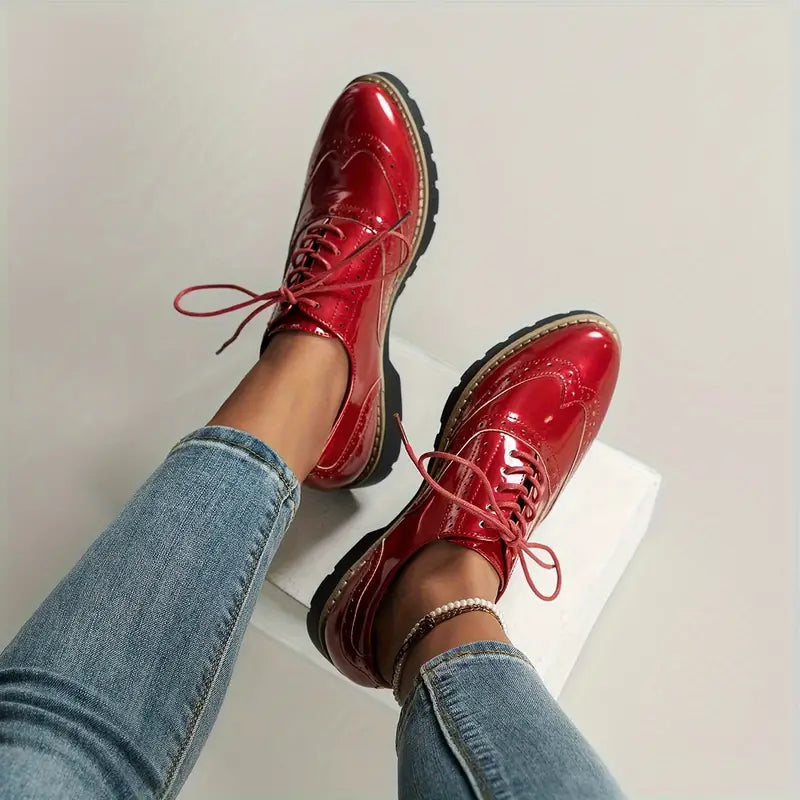 Damen Oxford-Schuhe in glänzender Lack-Optik auf weißem Hintergrund