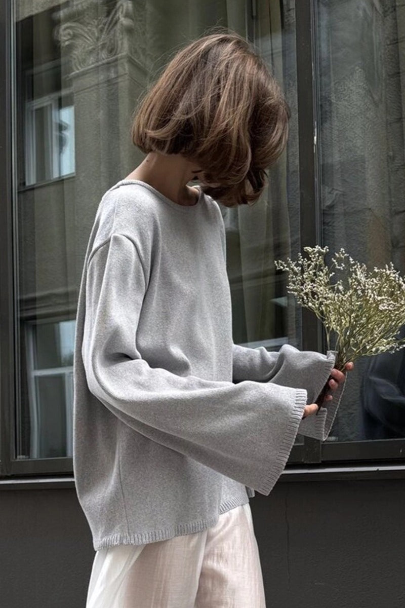 Rückenansicht des rückenfreien Strickpullovers für Damen